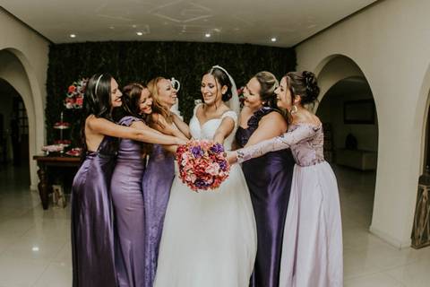 Madrinhas vestidas de roxo'