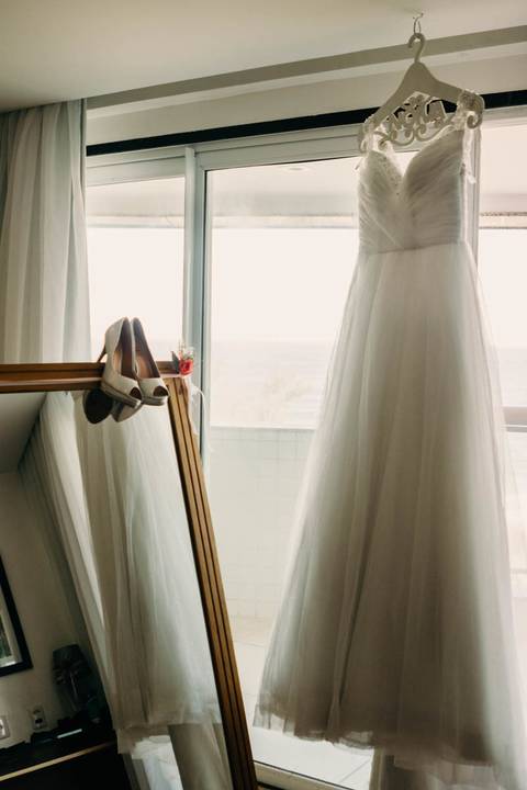 Sapatos branco da Noiva e vestido'