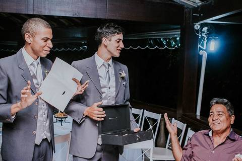 Padrinhos na hora da gravata'