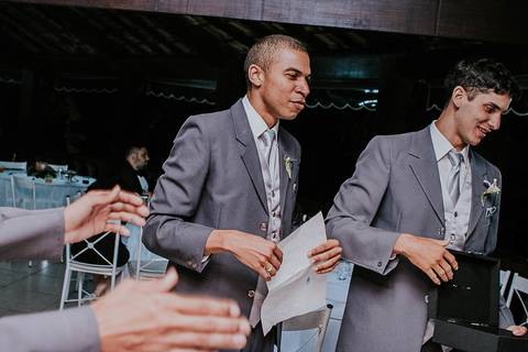 Padrinhos na hora da gravata'