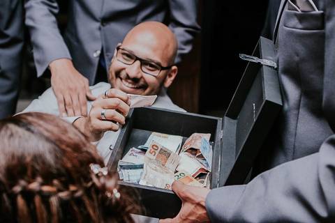 Convidados na hora da gravata'