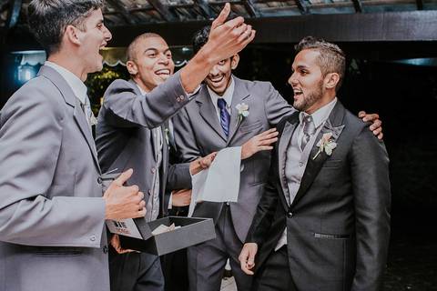 Padrinhos na hora da gravata'