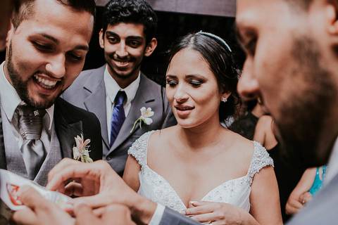 Padrinhos na hora da gravata'