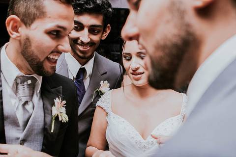 Padrinhos na hora da gravata'