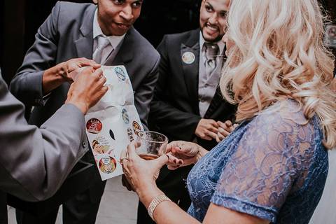 Padrinhos na hora da gravata'