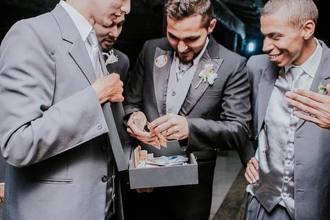 Padrinhos na hora da gravata'