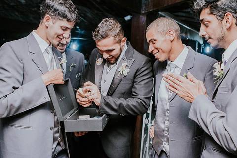 Padrinhos na hora da gravata'