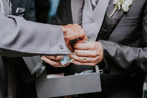 Padrinhos na hora da gravata'