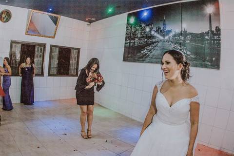 Convidada pegando Buquê'