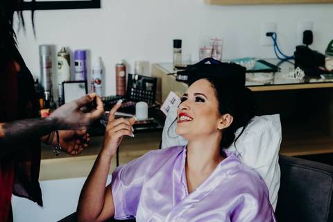 Momento descontraído da noiva'