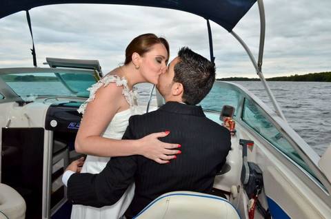Beso de los novios en lancha en el Río Tietê'