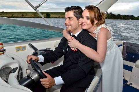 
Novio dirigiendo la lancha a Marina Sunset Brasil'