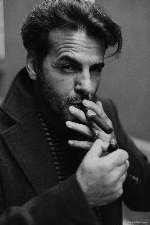 charuto toscanello portrait visual artist milan milano brasileiro brasiliano fotografo artista na italia famoso plastico leonardo rodrigues algozzino via brera fotos ensaio retratos'