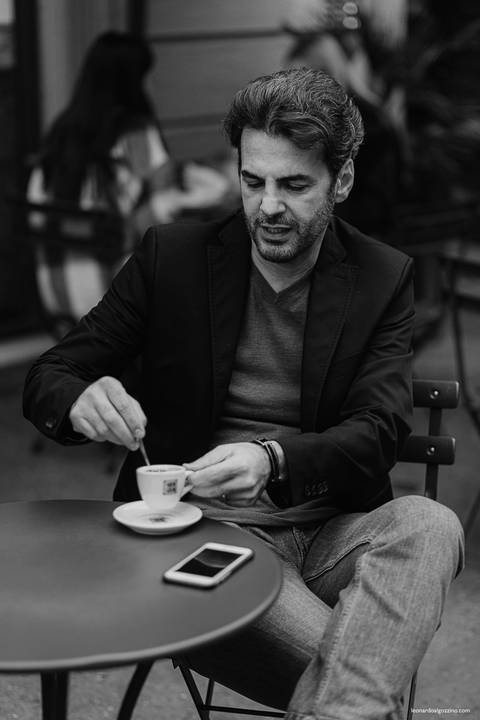 portrait visual artist milan milano brasileiro brasiliano fotografo artista na italia famoso plastico leonardo rodrigues algozzino via brera fotos ensaio retratos charuto café'