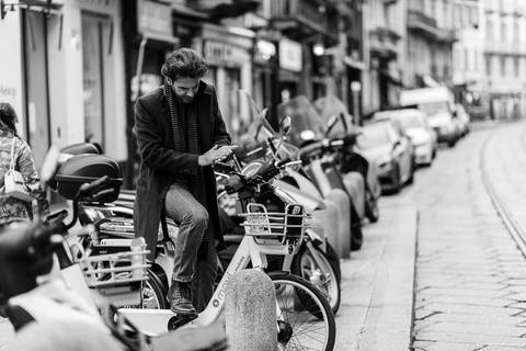 portrait visual artist milan milano brasileiro brasiliano fotografo artista na italia famoso plastico leonardo rodrigues algozzino via brera fotos ensaio retratos bicicleta'