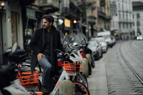 portrait visual artist milan milano brasileiro brasiliano fotografo artista na italia famoso plastico leonardo rodrigues algozzino via brera fotos ensaio retratos charuto'