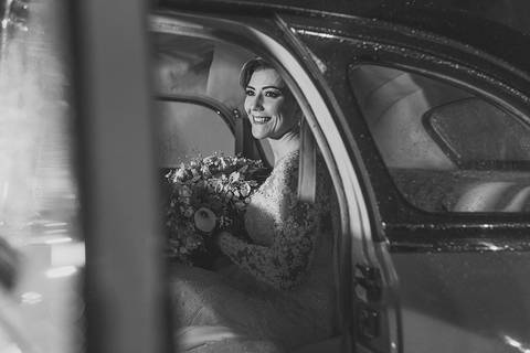 Carro de noiva chuva no casamento'