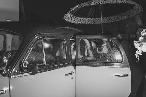 noiva no carro fotos de casamento na chuva belas imagens de casamento com chuva'