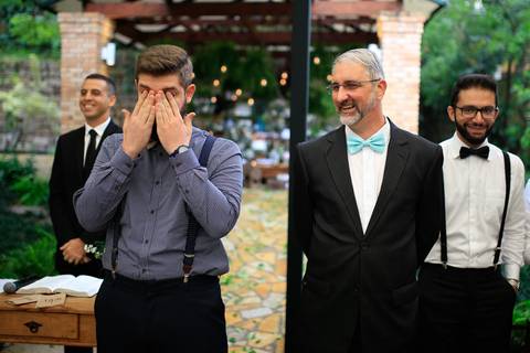 noivo chorando pai da noiva pai da noiva sorrindo '