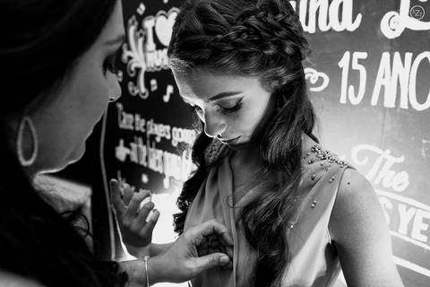 Mae arrumando a filha'