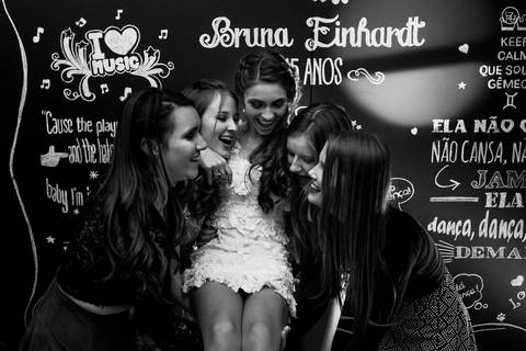 amigas se abraçando'