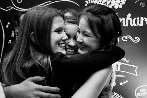 amigas se abraçando'