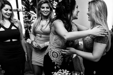 Formatura Psicologia Murano abraço entre amigas'