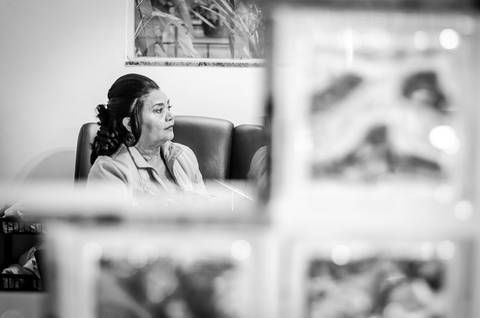 Fotografia de casamento no salão de beleza no dia da noiva durante o making of da noiva. A mãe da noiva está observando. Em Araçatuba, SP'