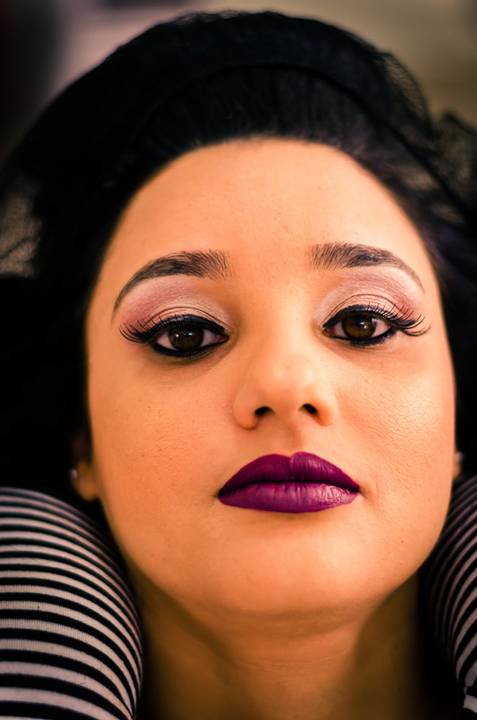 Fotografia de casamento do making of da noiva no salão de beleza no dia da noiva com a maquiagem pronta, em Araçatuba, SP'