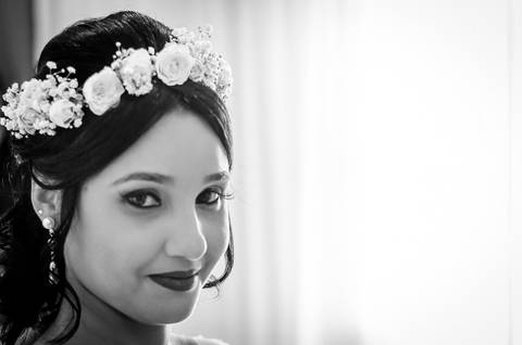 Fotografia em preto e branco de casamento do making of da noiva no salão de beleza no dia da noiva. O retrato a Noiva já arrumou o penteado do cabelo e maquiagem com uma tiara de flores no cabelo. Em Araçatuba SP'