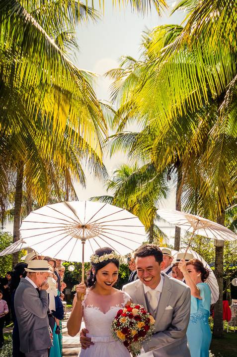 Fotografia de casamento com cerimônia e festa e recepção ao ar livre durante o dia no Califórnia Eventos em Araçatuba SP.'