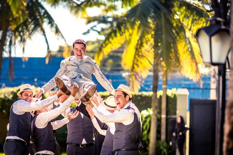 Fotografia de casamento com cerimônia e festa e recepção ao ar livre durante o dia no Califórnia Eventos em Araçatuba SP. '