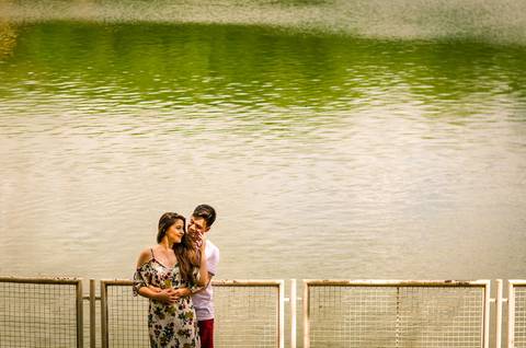 Fotografia de uma casal de noivos a beira de um lago em Maringá, PR'