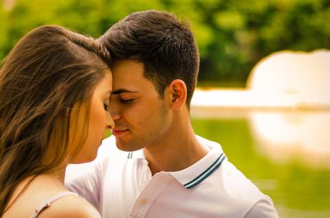 Fotografia de uma casal de noivos a beira de um lago em Maringá, PR'
