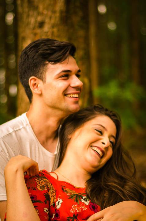 Foto do casal de noivos no pre casamento abraçados e sorrindo em Maringá, PR'
