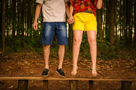Foto do casal no pre casamento sem mostrar o rosto e de mãos dadas em Maringá, PR'