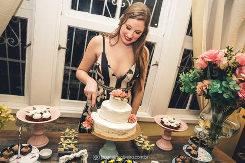 Laura cortando bolo'