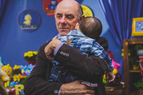 avô com neto no colo'