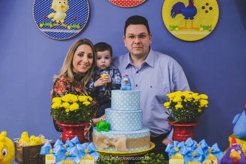 pais com bebê no aniversário'