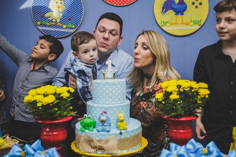 soprando a velinha do 1 ano'