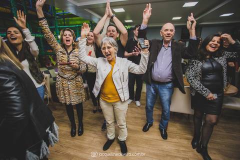 família vibrando no parabéns'