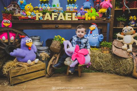 menino sentado no banco'