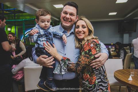 pais e filhos na festa infantil'