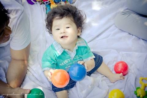 pedro brincando e olhando pra cima'