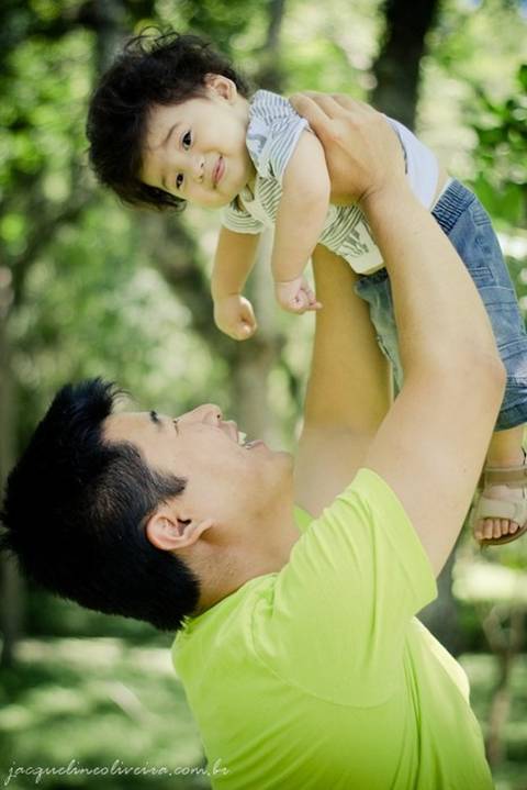 pai levantando pedro nos braços'