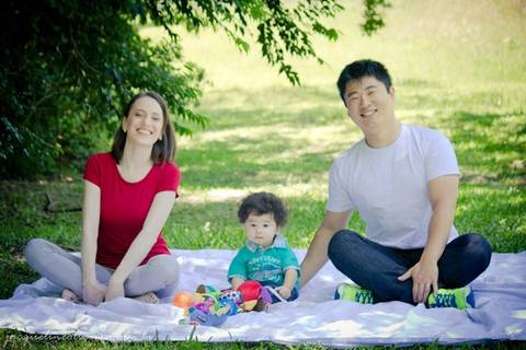 Família junta na toalha branca'