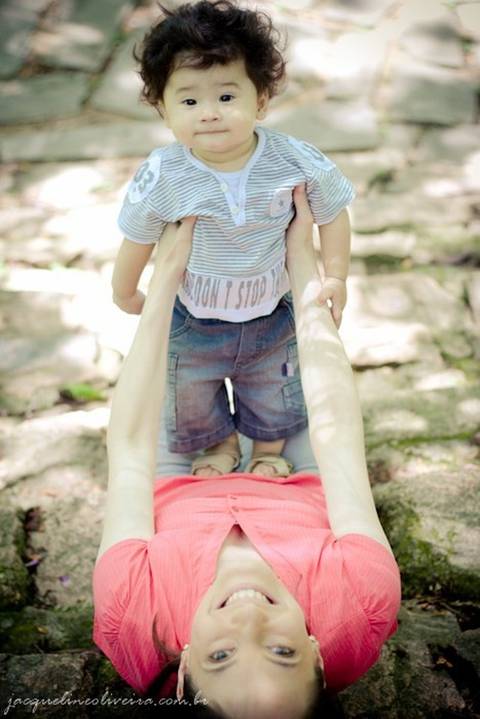 mãe levantando pedro'