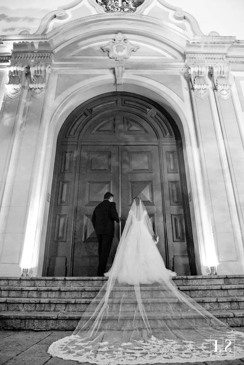 chegada-da-noiva-na-porta-da-igreja'