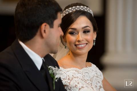 noivos-no-altar-se-entreolhando'