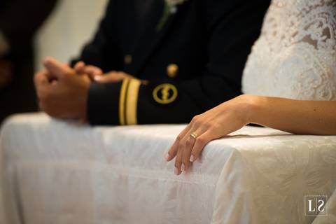 noivos-no-altar-de-maos-dadas'